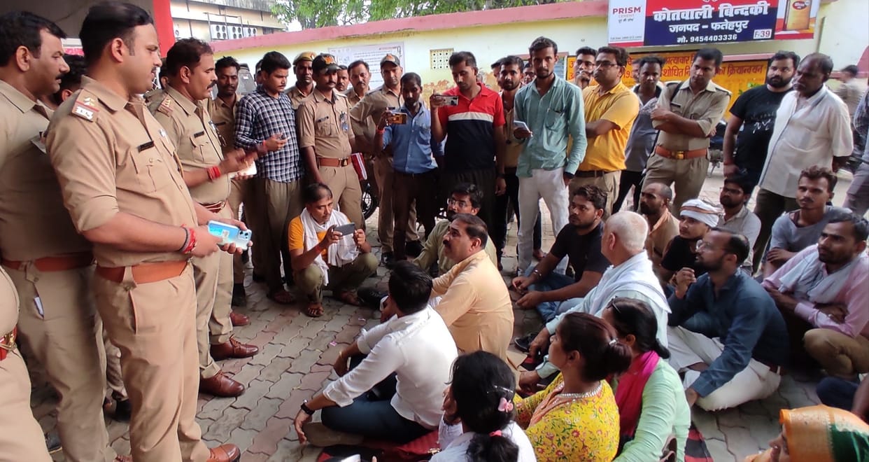 Fatehpur: BJP workers staged a sit-in in Kotwali