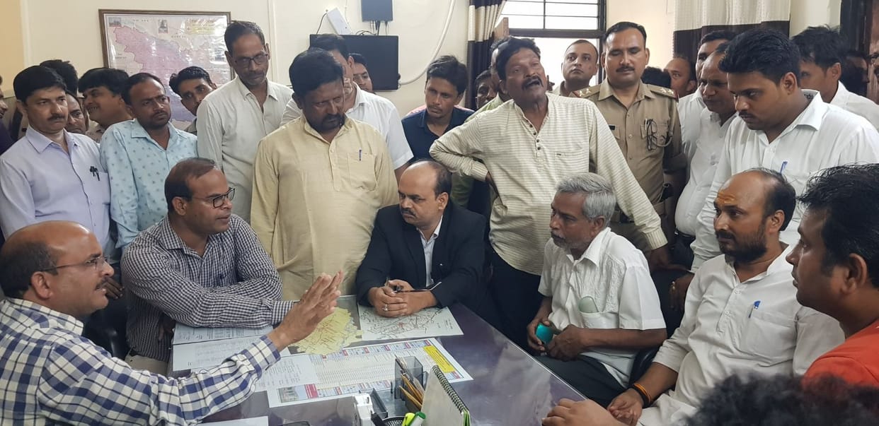 Farrukhabad: Conflict between SDM and advocate regarding removal of encroachment