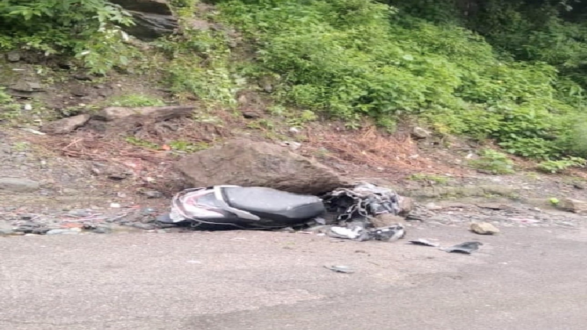 Himachal Weather update Four NHs remained closed for hours due to landslides, 55 other roads and 25 power tran