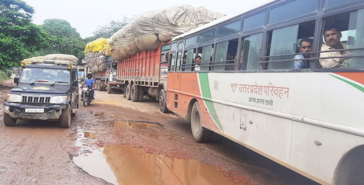 Fatehpur: Due to the breaking of the axle of the dumper, there was a jam on the Banda-Kanpur highway.