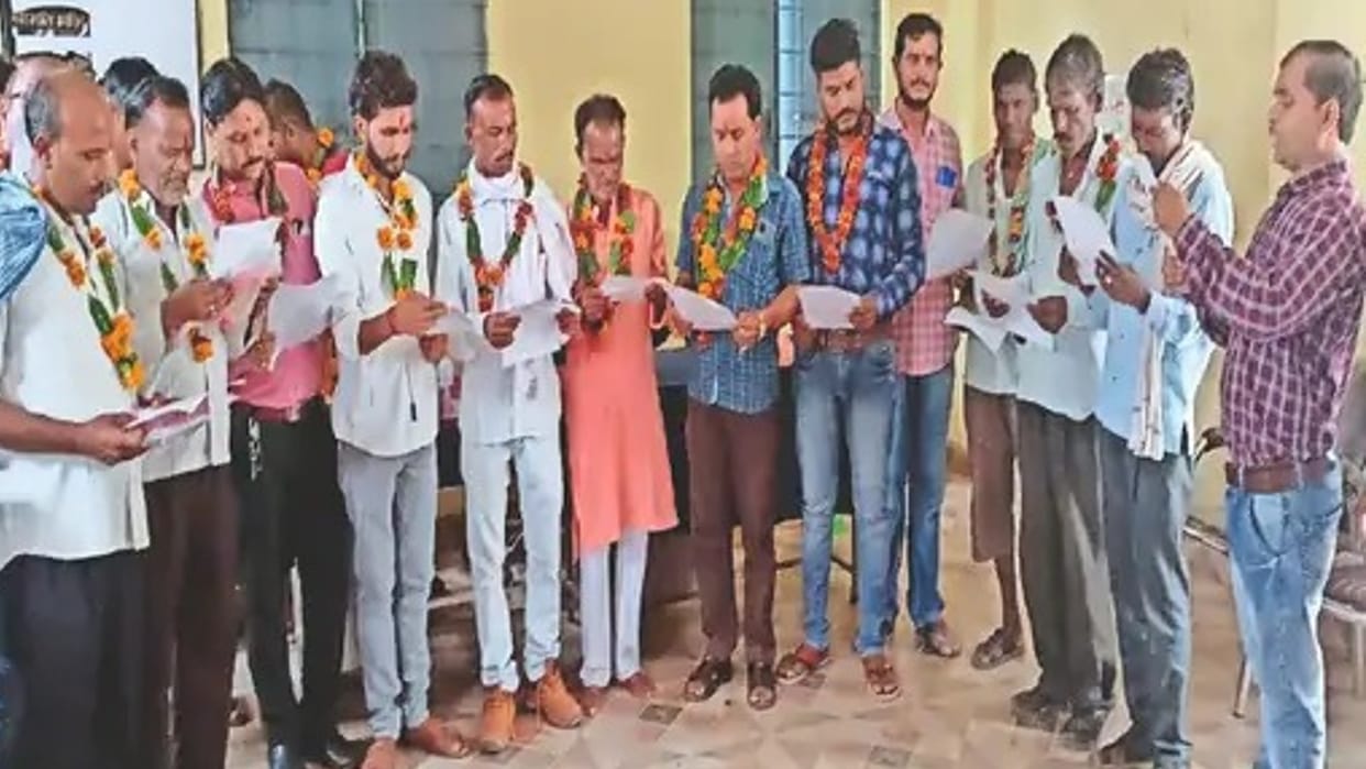 Women won the election in Sagar, the secretary administered the oath to the husbands
