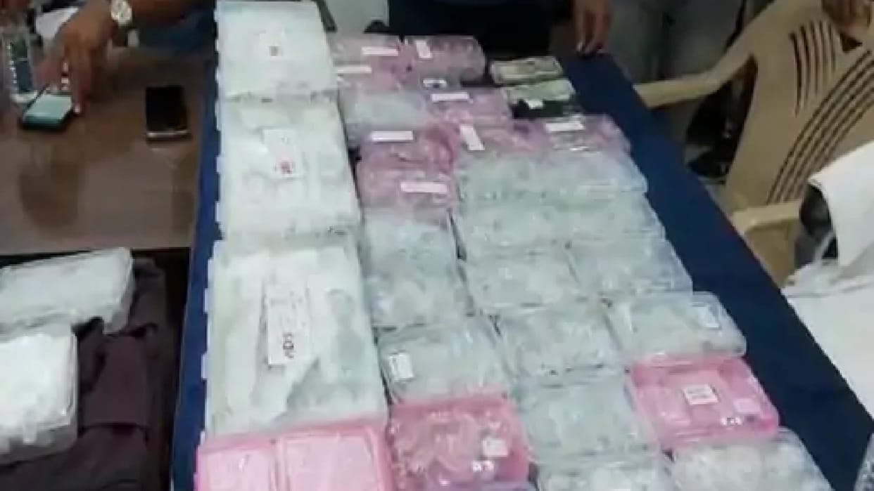 Two accused arrested with silver worth 1.5 crore in Mahasamund, were bringing them from Odisha in a luxury car