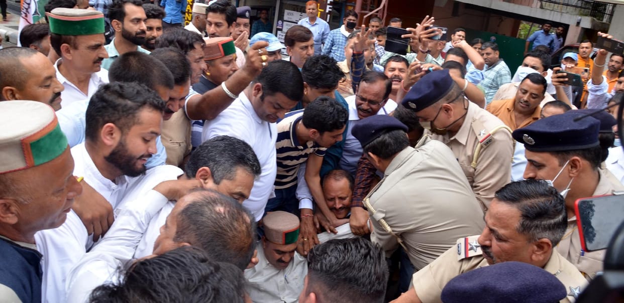 Congressmen did a blockade, the police imprisoned them in the police station for two and a half hours