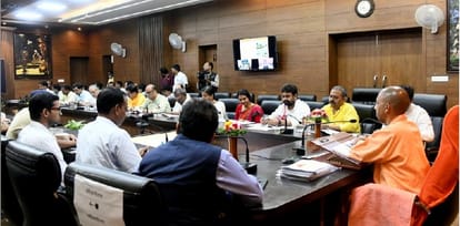अधिकारियों के साथ बैठक करते हुए मुख्यमंत्री