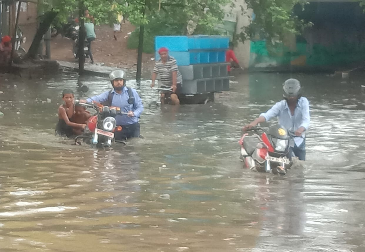 Mathura: It rained heavily, water boils on the roads