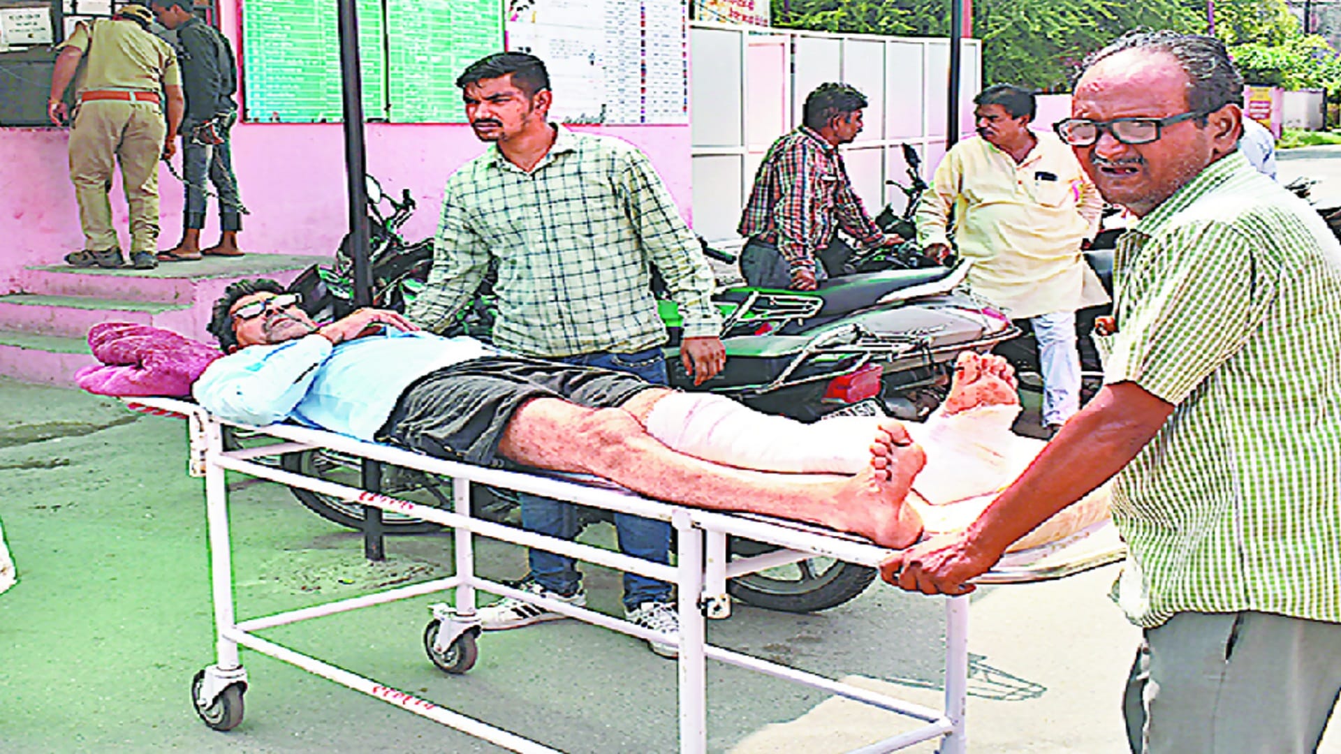 There has been great negligence with patients in district hospital in Meerut see photos