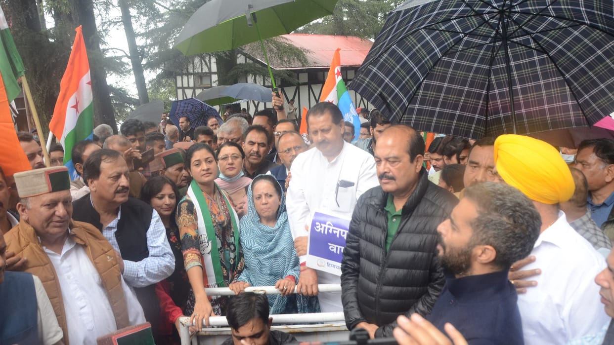 himachal congress leaders protest outside raj bhavan shimla himachal pradesh