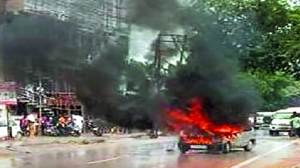 Pratapgarh Moving car became a ball of fire