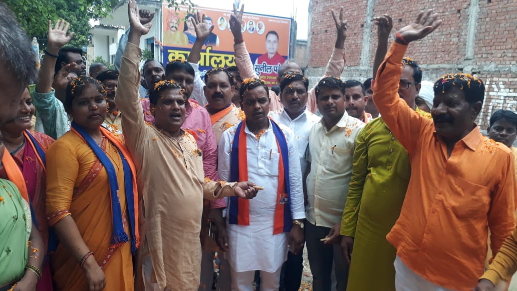 Apna Dal (S) gest state level party status workers celebrated in varanasi