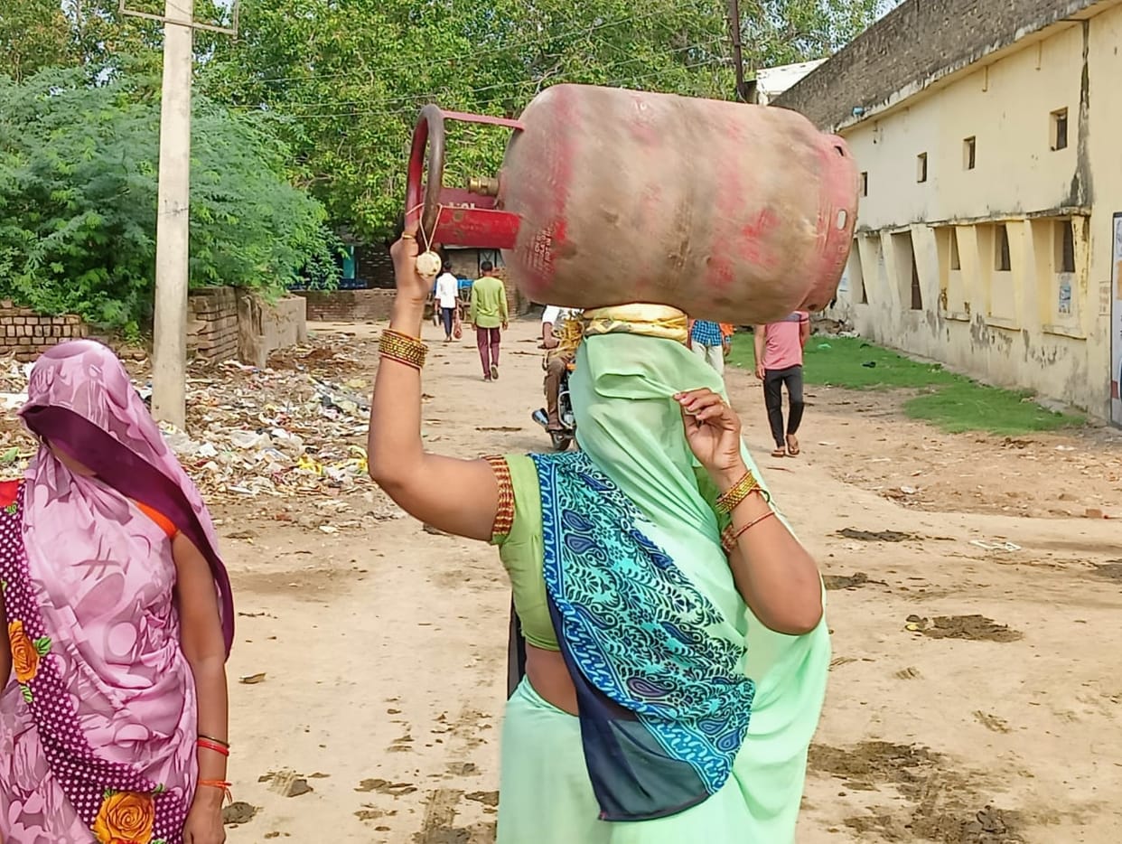 Banda: The cooks carry cylinders on their heads, then make mid-day meals, the heads conduct mid-day meals in rural areas