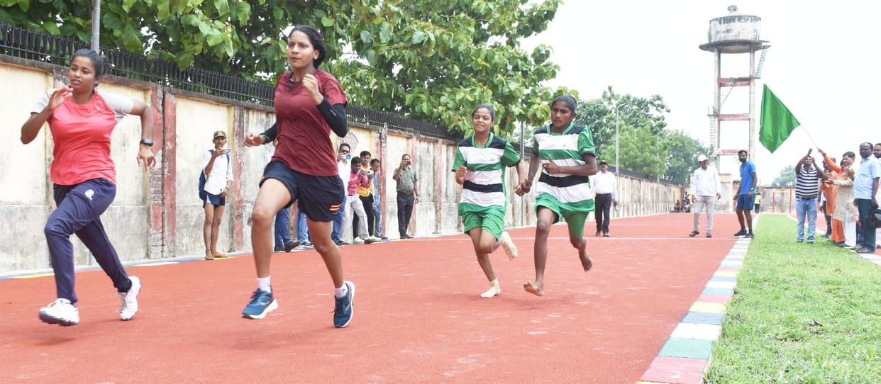 Fatehpur: Union Minister inaugurated synthetic track