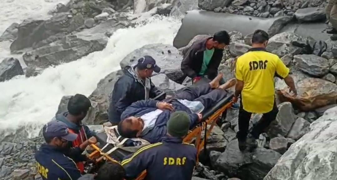 Badrinath Highway closed in Lambagad, SDRF personnel made patient cross drain