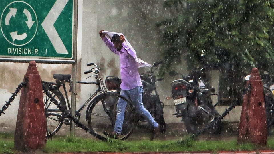 Weather pattern changed again in Delhi-NCR it started raining