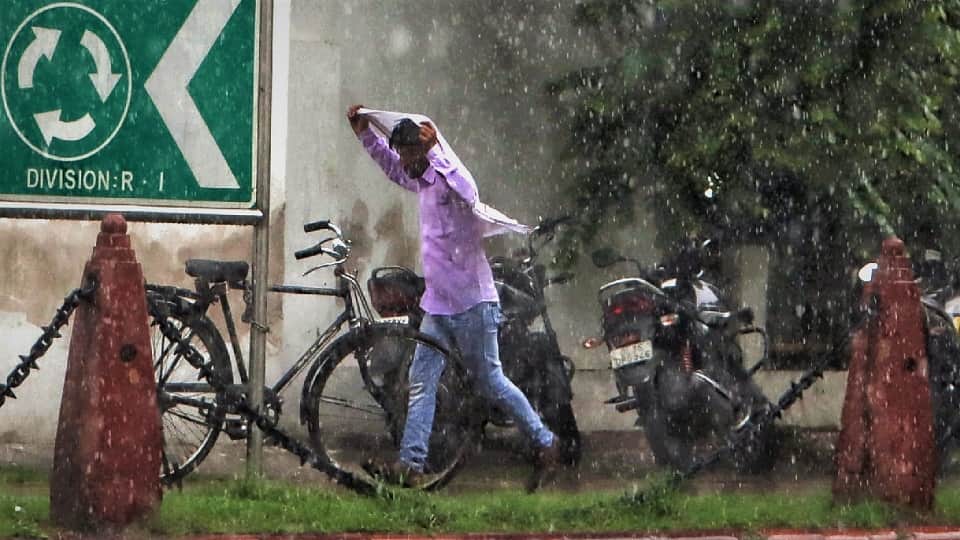 delhi weather forecast imd express possibility of light rain for two days