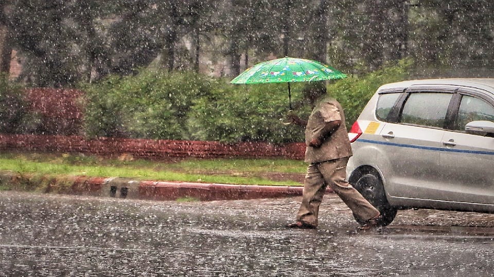 delhi weather forecast due to rain tempreture fall in delhi possibility of rain on monday