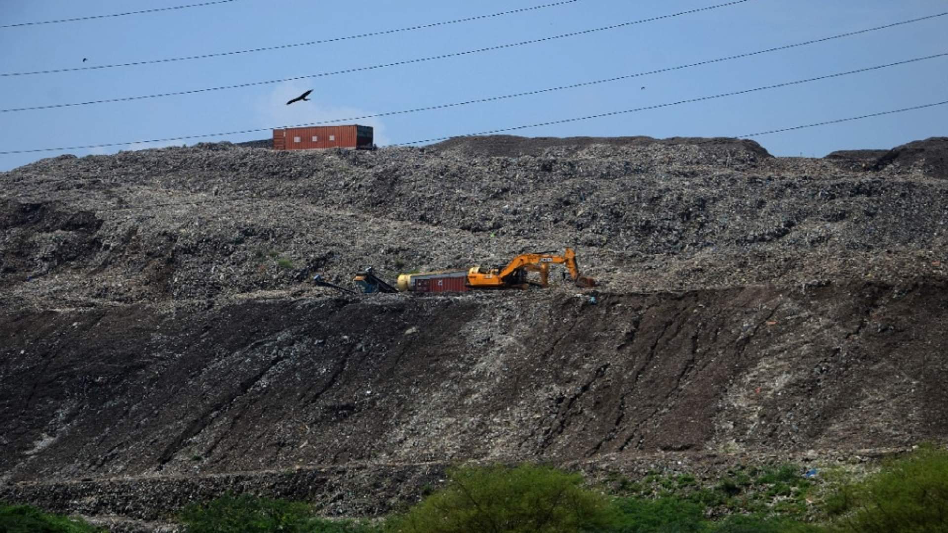 garbage is increasing daily in Ghazipur landfill site