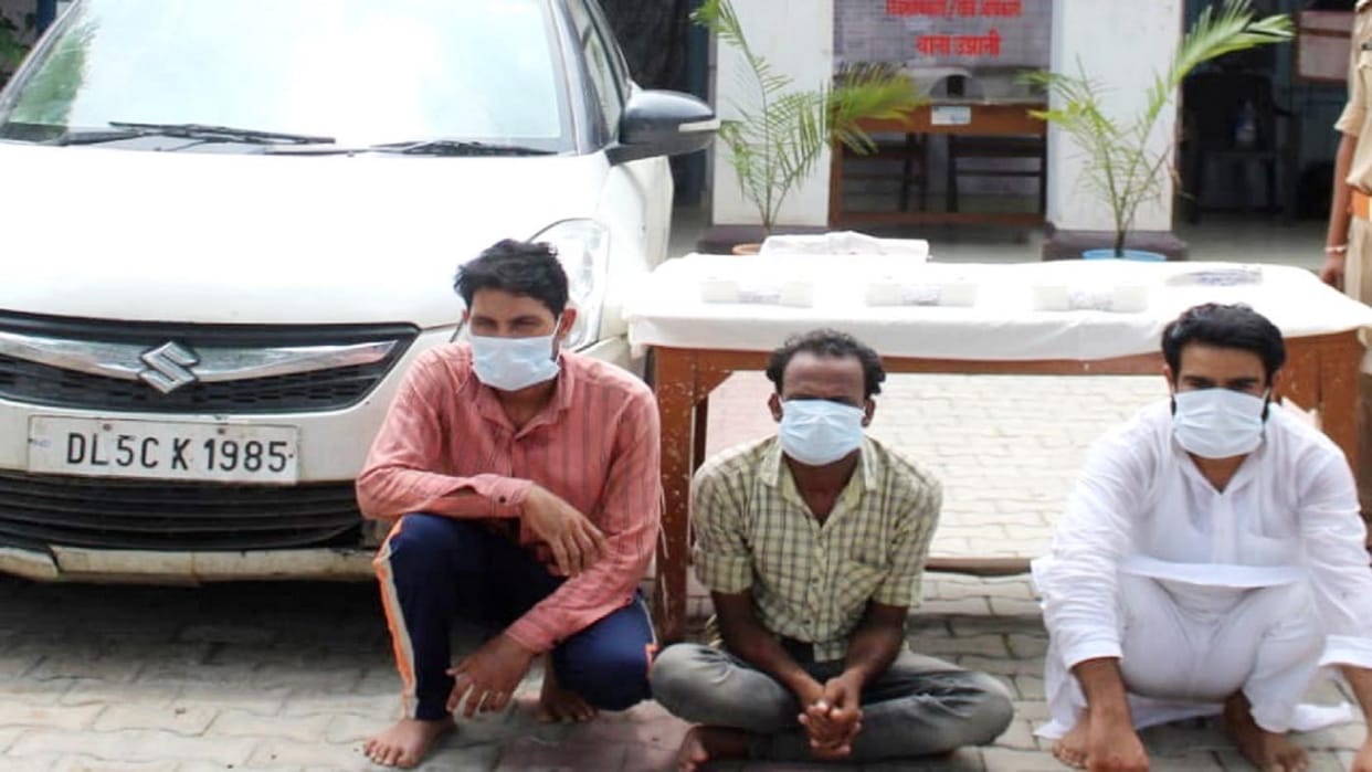 Budaun Three youths of Sambhal who came to sell five kg of fake silver jewelry were arrested