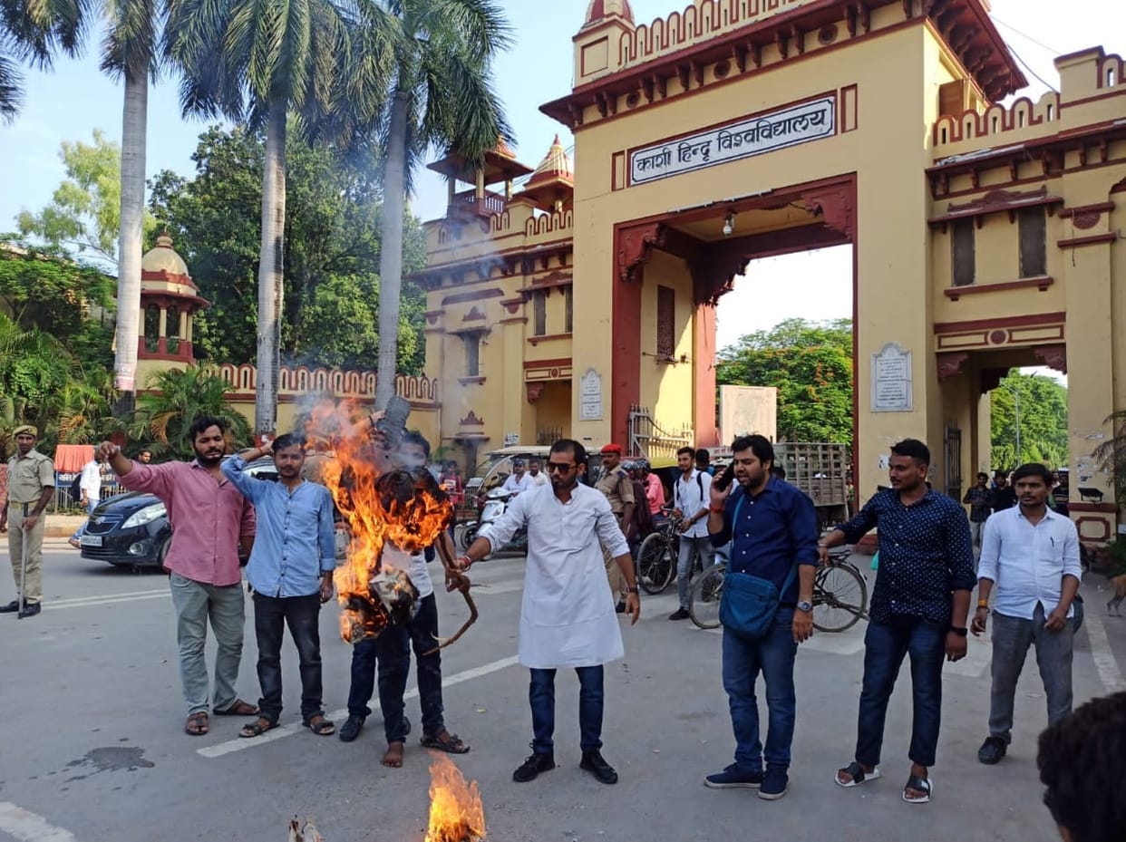 BHU students burn effigy of university administration demand action on Umang Pharmacy