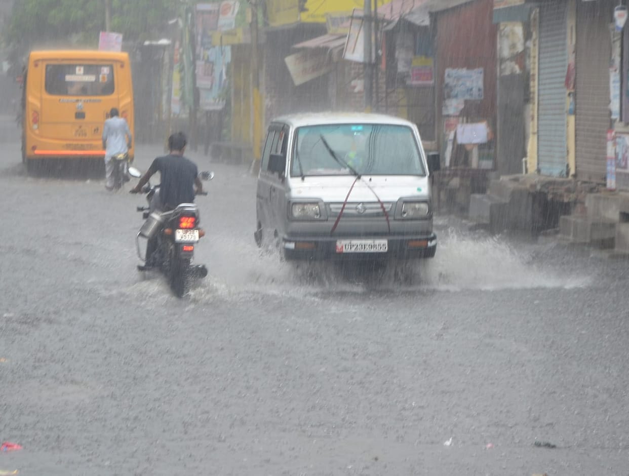 Waterlogging at places due to heavy rain, life affected