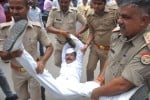 पुलिस लाइन के सामने मंहगाई के विरोध में प्रदर्शन कर रहे कार्यकर्ता को उठाकर ले जाती पुलिस। संवाद