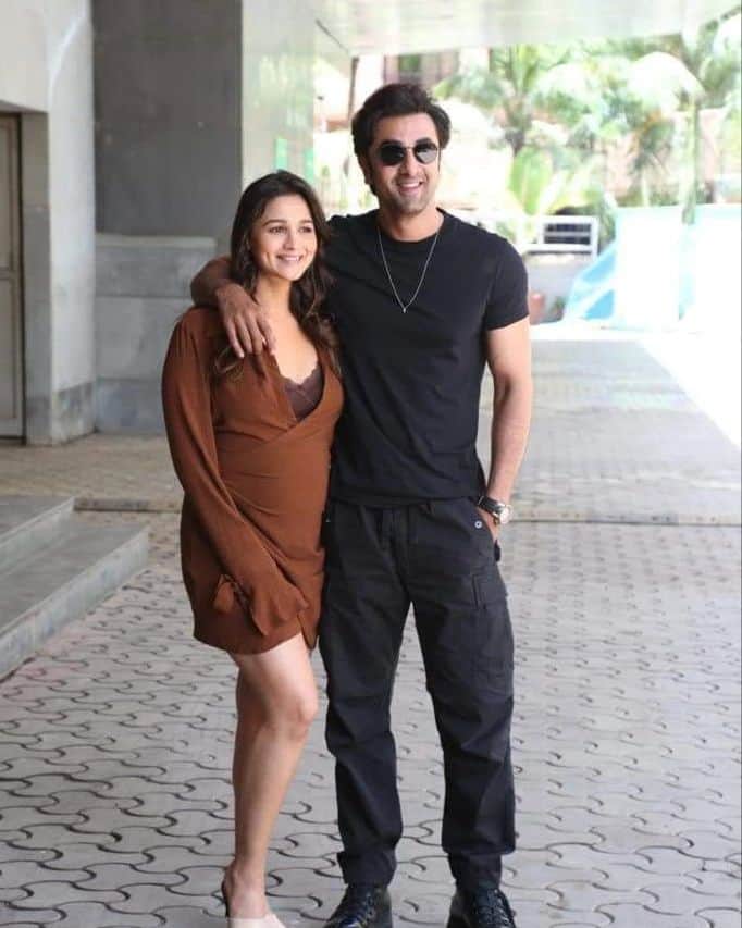 Brahmastra promotion: first time alia bhatt flaunts baby bump with ranbir kapoor photos went viral on internet