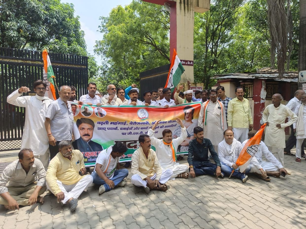 Congressmen demonstrated against inflation and unemployment