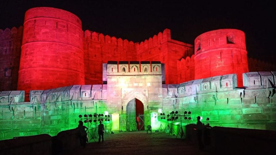 Taj Mahal should be opened for tourists till 10 pm at Night