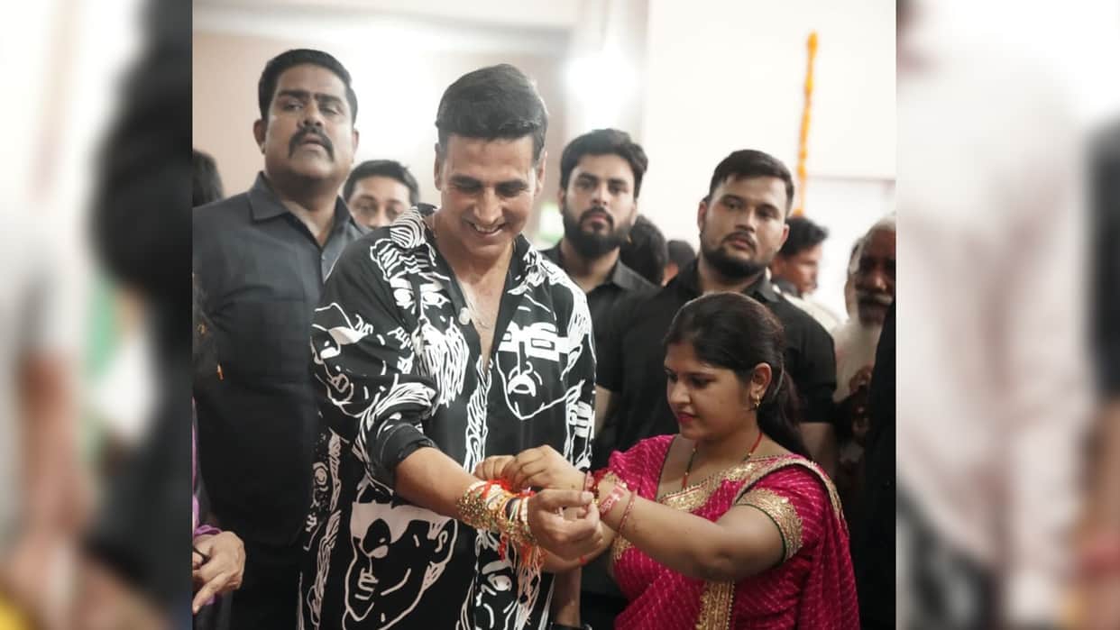 Akshay Kumar Reached Jaipur with his team Women artisans tied Rakhi to Raksha Bandhan actor