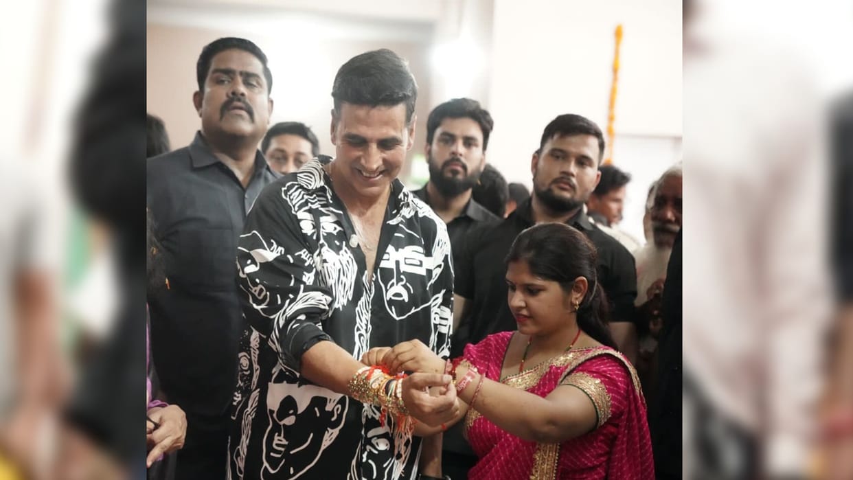 Akshay Kumar Reached Jaipur with his team Women artisans tied Rakhi to Raksha Bandhan actor