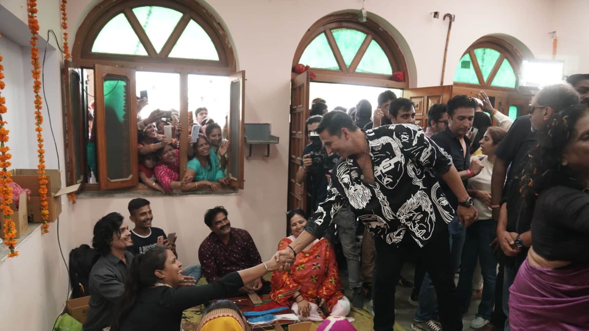 Akshay Kumar Reached Jaipur with his team Women artisans tied Rakhi to Raksha Bandhan actor