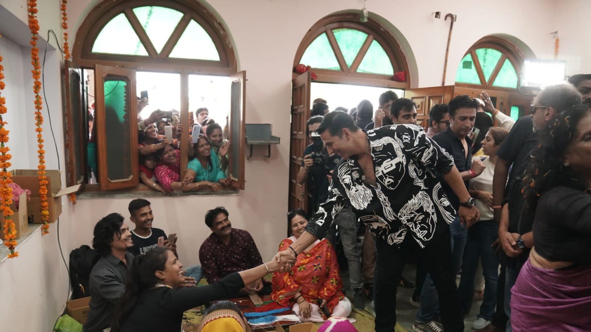 Akshay Kumar Reached Jaipur with his team Women artisans tied Rakhi to Raksha Bandhan actor