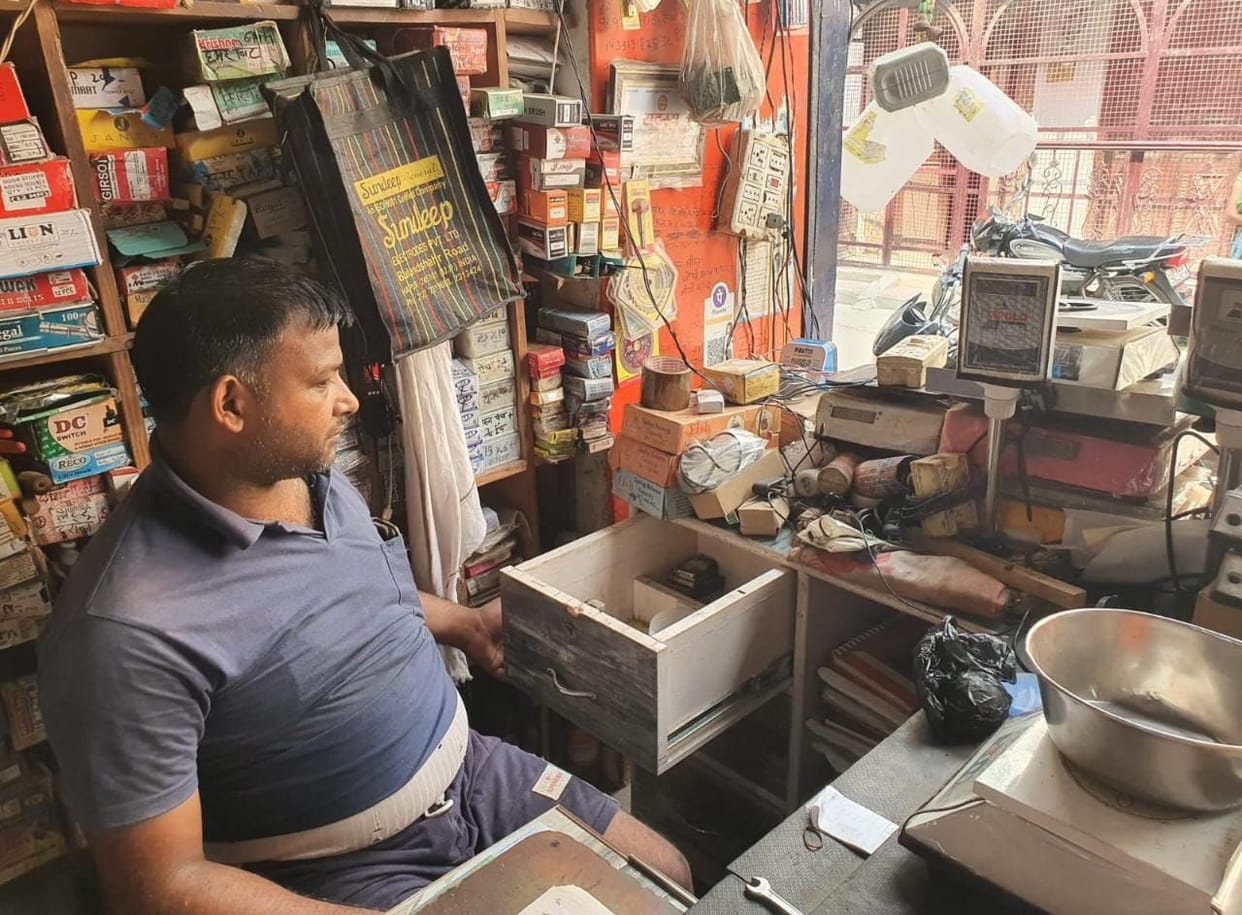 20 thousand stolen from the shop by cutting the roof net