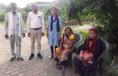 अमेठी कोहना में परिवार के साथ बैठी संजू देवी। संवाद