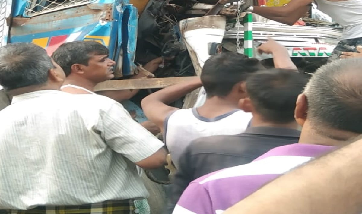 Raod accident in azamgarh driver killed and helper injured after Truck rammed into truck
