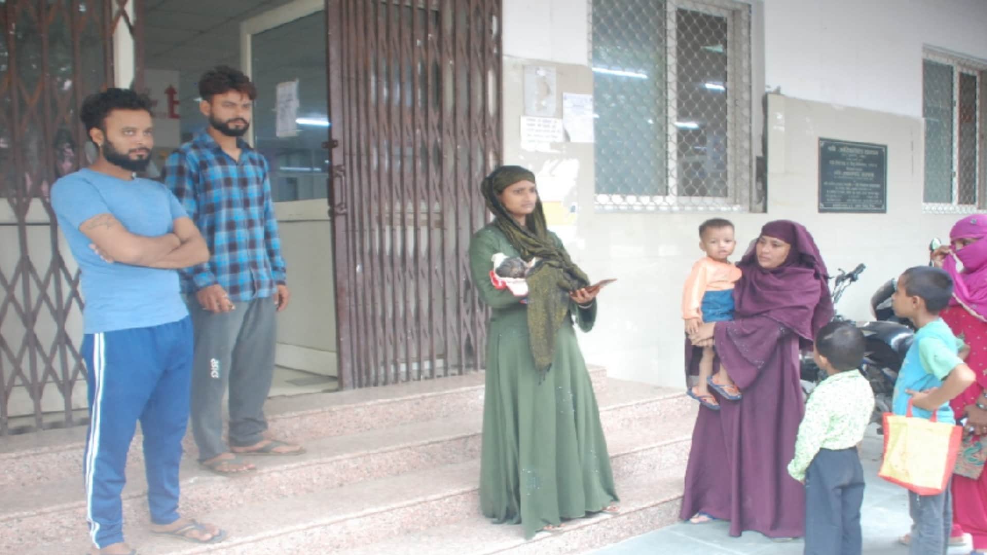 new born baby died uring birth after a pragnant Woman did not get the ambulence and doctor in Baghpat