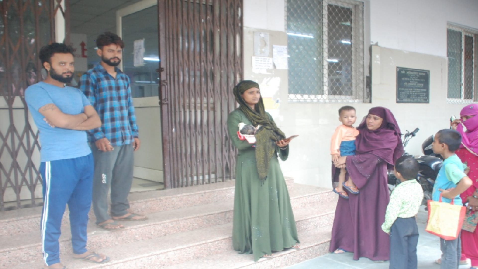 new born baby died uring birth after a pragnant Woman did not get the ambulence and doctor in Baghpat
