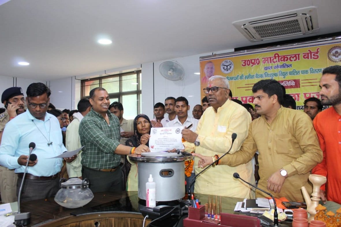 Electronic chalk distributed to craftsmen
