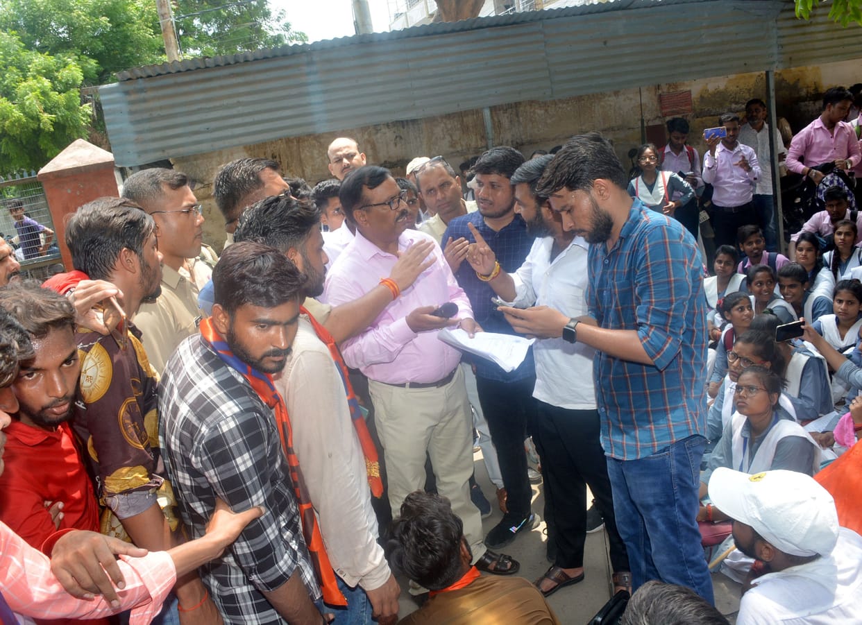 Demonstration of students on illegal recovery in the name of admit card