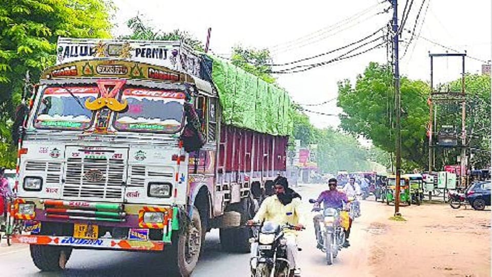 Loaded trucks stuck in swinging wires traffic stopped on the highway Etah News