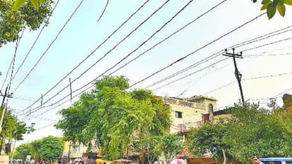Loaded trucks stuck in swinging wires traffic stopped on the highway Etah News