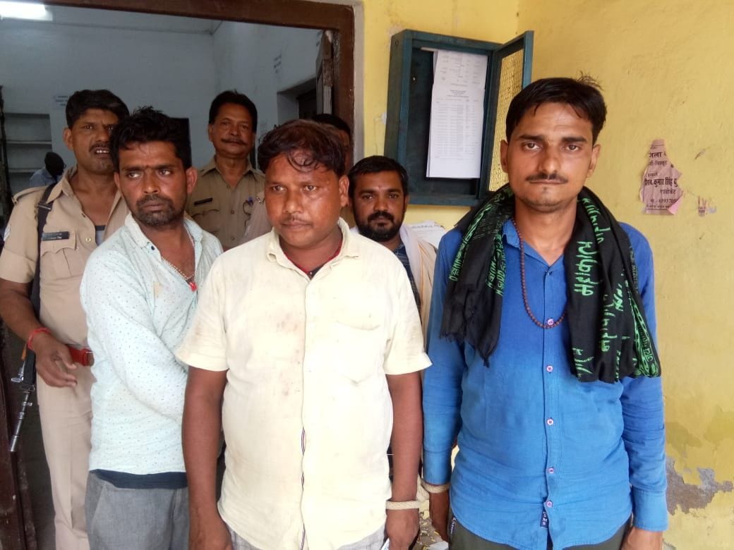 Chitrakoot: Four ganja smugglers sentenced to ten years rigorous imprisonment, also fined one lakh rupees each, were caught from the car