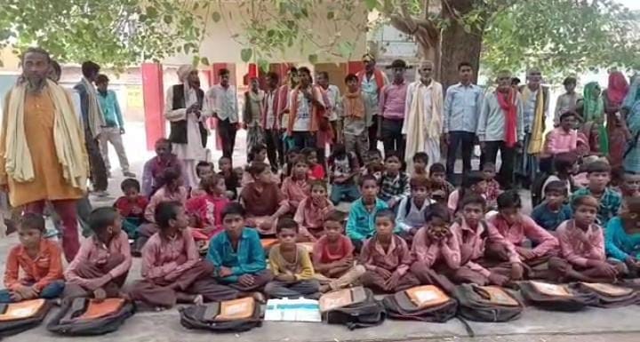 Chitrakoot: For the way, the children organized a class in the tehsil, some people got the main road plowed as a tenancy land