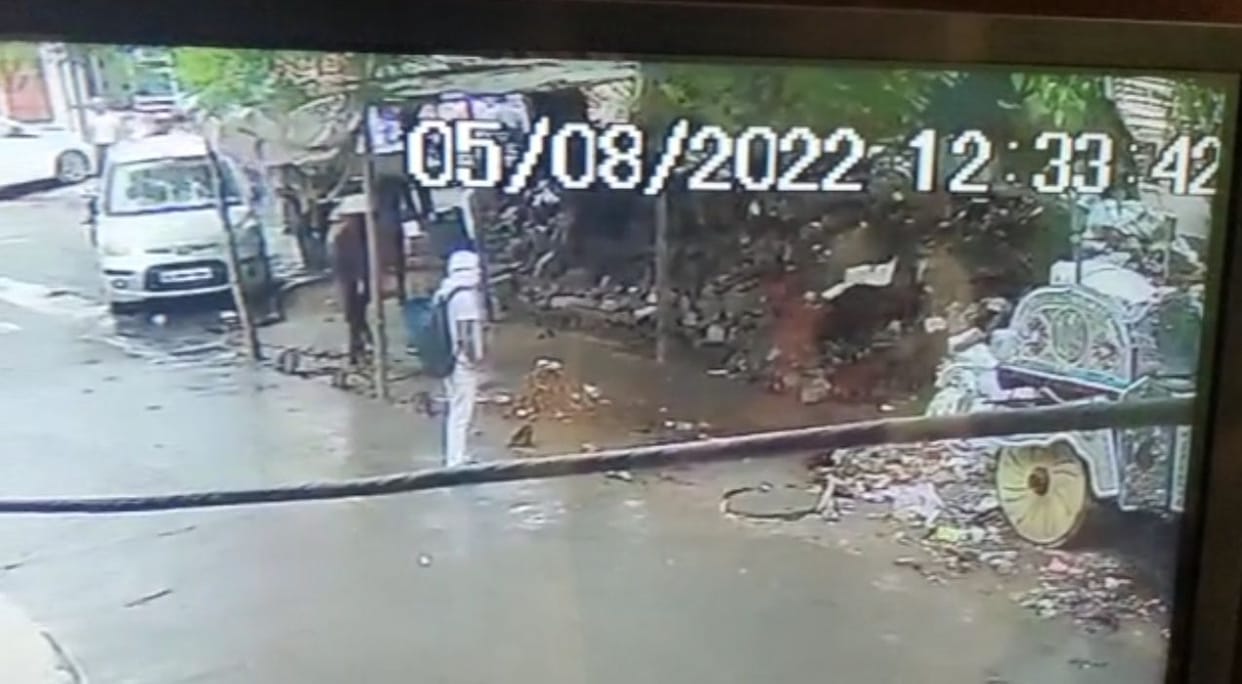 Daylight incident in front of police station, masked entered the house and took away cash and jewelry