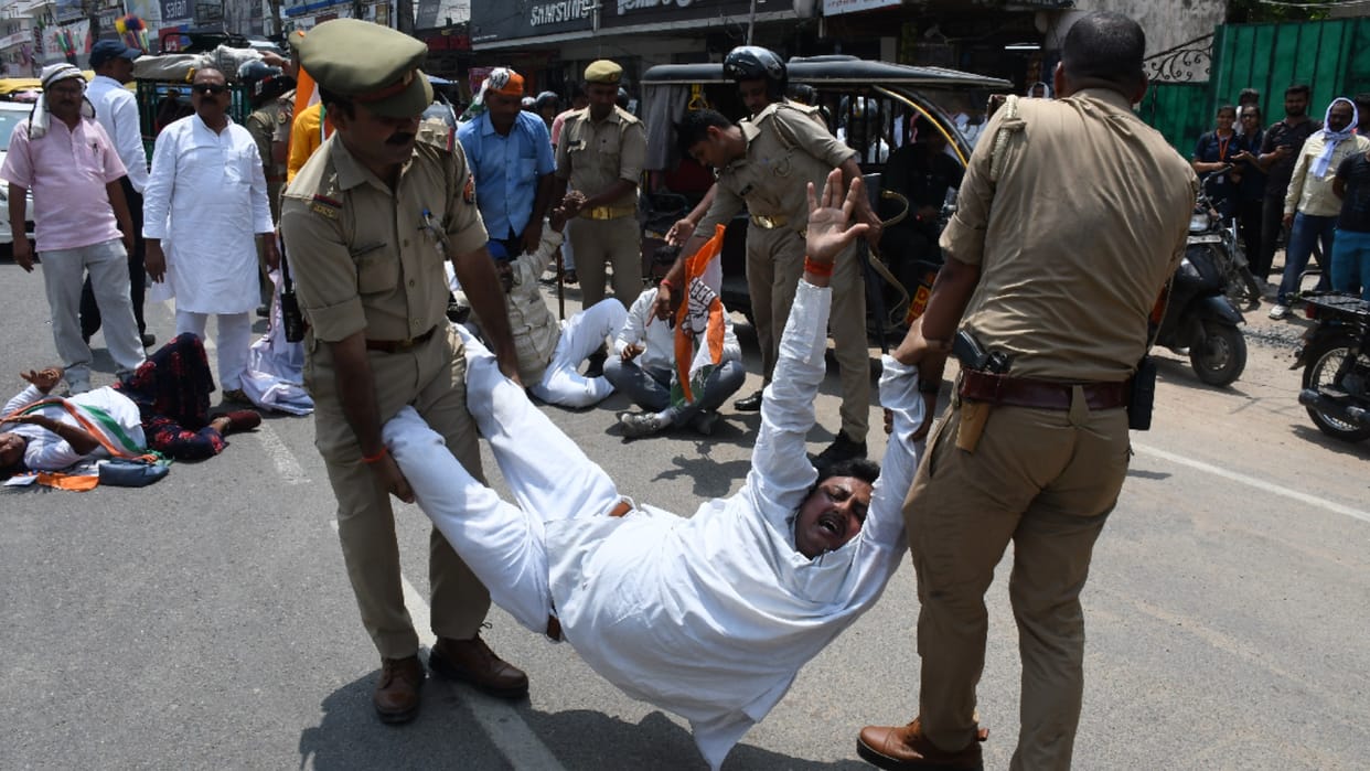 Congressmen protested by blocking road case registered in Gorakhpur