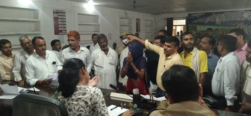 Mathura: Lekhpal started bulldozer after giving money