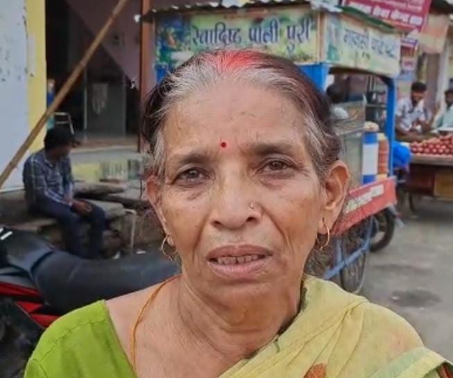 crossed 25 thousand rupees from the woman's bag