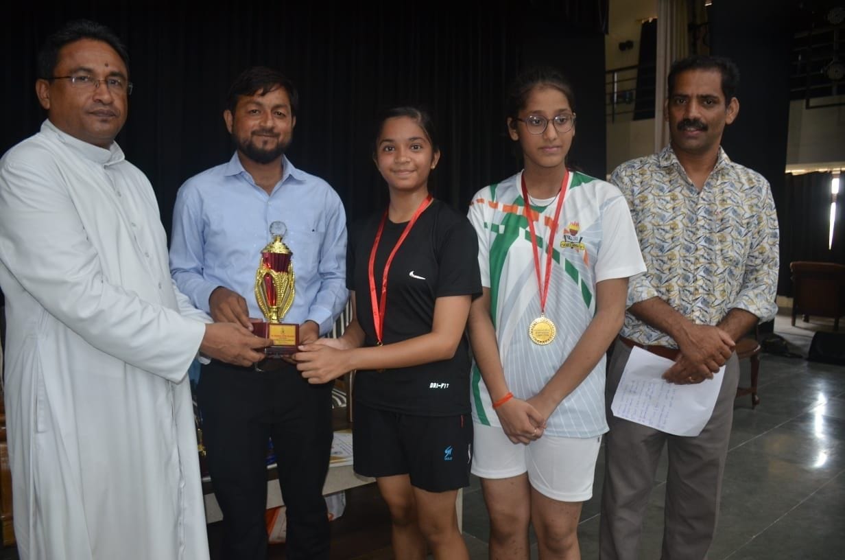 Hathras: SAC school first in badminton competition in under 14