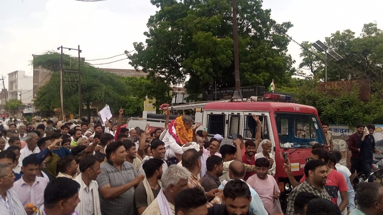 Hathras: Keshav Chaudhary became a member of ward 16 of Zip after defeating Numberdar