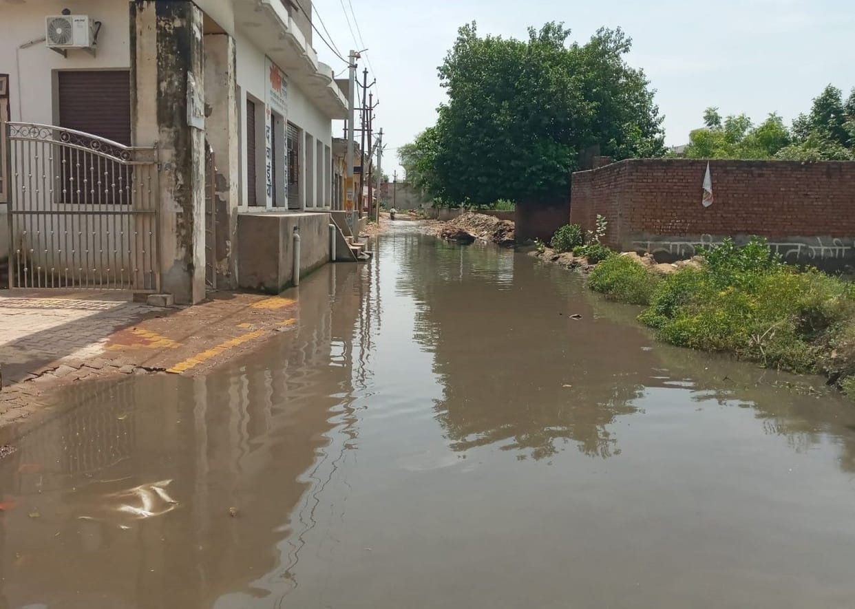 Hathras: On Karbala to Kota road, the contractor stopped the construction work in the middle