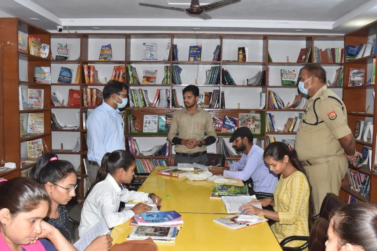 Hathras: DM-SP interacted with the students coming to the library